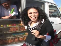 Süße Schülerin schiebt geile Nummer hinten im Van