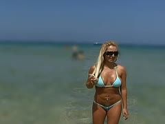 Bikini Babe lässt sich am Strand auf spontanen Fick ein