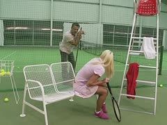 Während der Tennisstunde will sexy Lena Cova gebumst werden