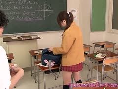 Schülerin aus Japan beim geilen Kehlenfick im Klassenzimmer