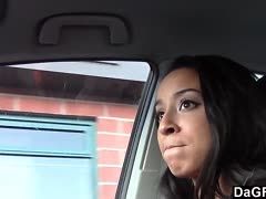 Sexsüchtige Schlampe vernascht ihren Freund im Auto