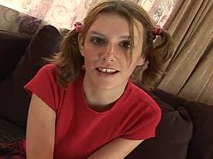 18jährige Bitch mit niedlichen Zöpfen bei ihrer analen Entjungferung