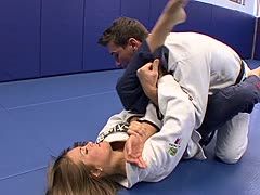 Judolehrer fickt den Teen auf der Matte