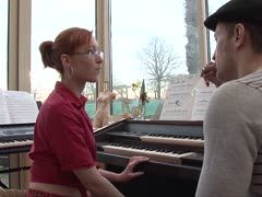 Hündchenstellung beim Klavierunterricht