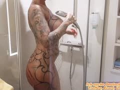 Pornoluder mit Tattoos rasiert die Möse in der Dusche