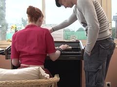 Rothaariges Mädchen vernascht ihren Klavierlehrer