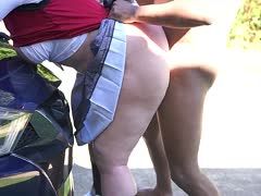 Während der Autowäsche wird das fette Luder von BBC gefickt