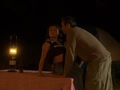 Er vögelt das thailändische Mädchen in der Natur