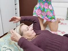 Blonde Milf beim knutschen mit ihrer braunhaarigen lesbischen Freundin